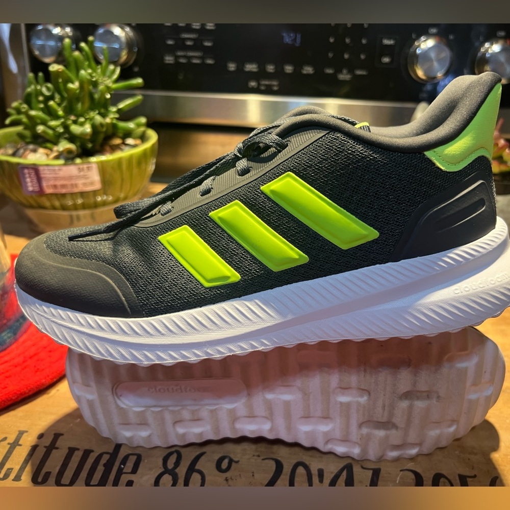 Adidas Youth X_PLRPATH
Carbon / Lucid Lemon